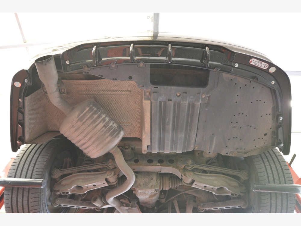 Central Rear Splitter (Vertical Bars) BMW 3 Sedan E90