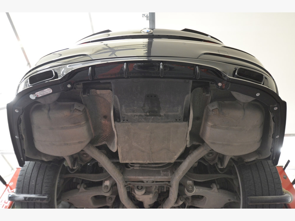 Central Rear Splitter (Vertical Bars) BMW 7 M-Pack F01