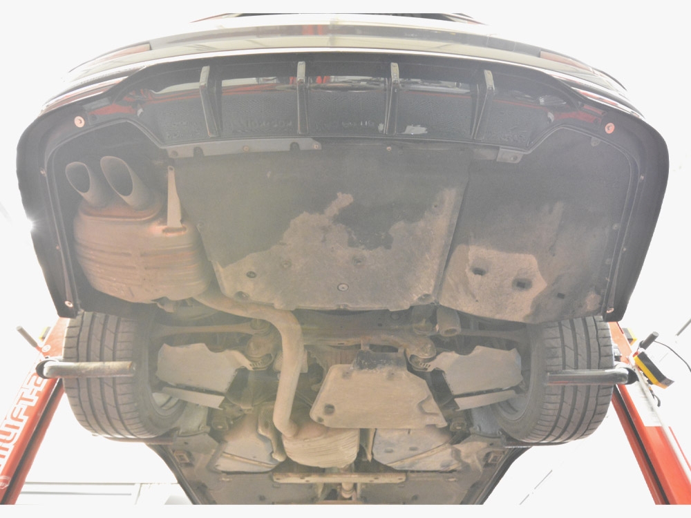 Central Rear Splitter (Vertical Bars) Audi A8 D5