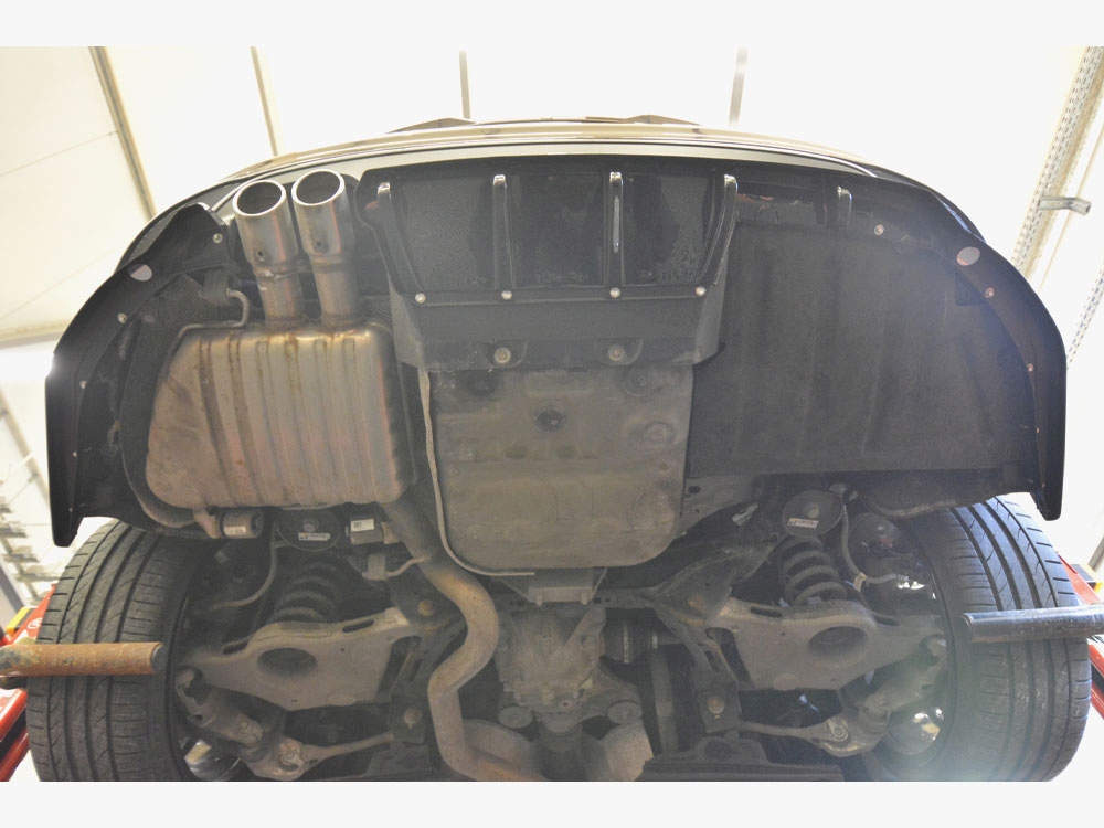 Central Rear Splitter (Vertical Bars) Jaguar XE X760 Facelift