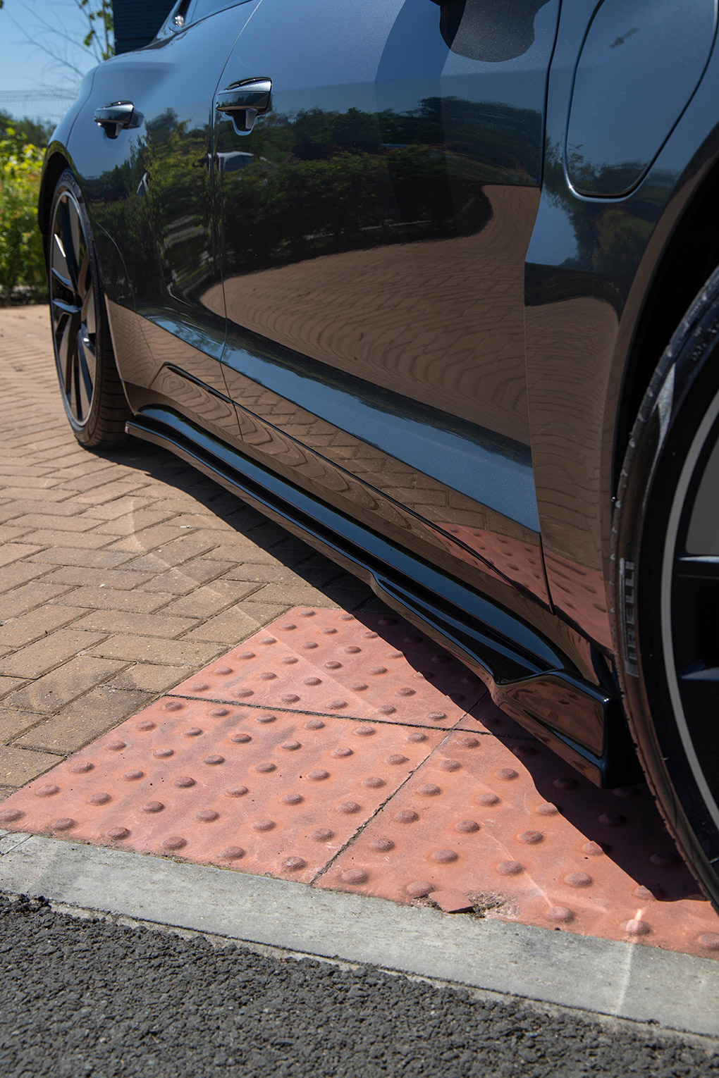 Side skirt diffusers