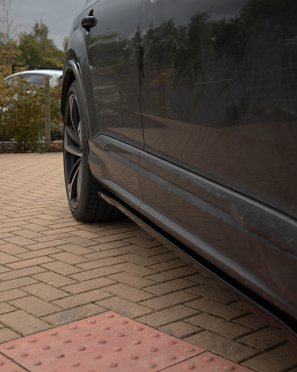 Maxton Design Side Skirt Diffusers on an Audi Q7